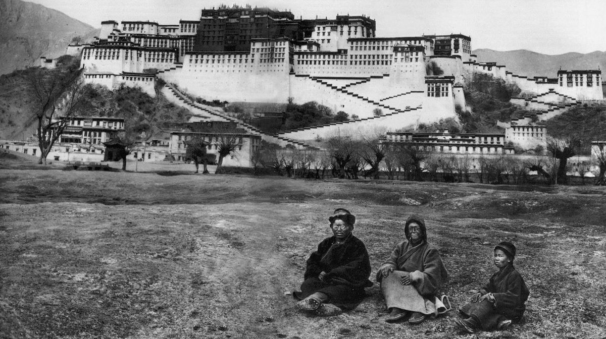 Alexandra David-Néel (au centre) devant devant le palais du Potala à Lhassa (Tibet) en 1924